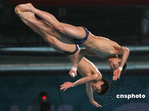 火亮/林跃完成高难度动作 男子双人十米台夺金(图1)