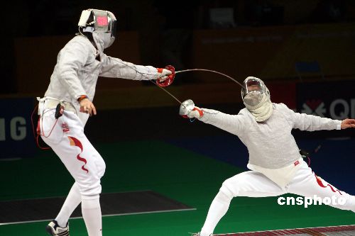 男子个人佩剑决赛王敬之获金牌 剑挑对手(图1)