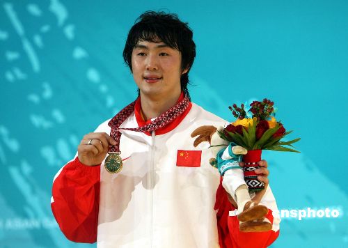 男子个人佩剑决赛王敬之获金牌 剑挑对手(图2)