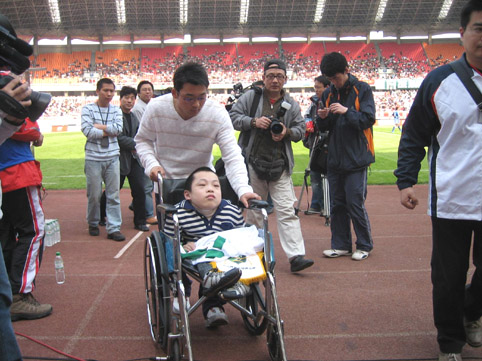 残疾青年陈彬再次做客黄龙(图1)