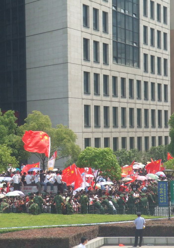 “祥云”圣火黄龙点燃市民激情(图2)