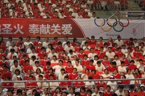 “祥云”圣火黄龙点燃市民激情(图3)