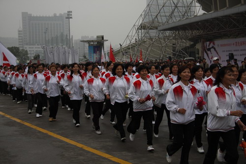 杭州市“陈伯韬体育发展基金会杯”健身环湖跑黄龙开跑(图2)