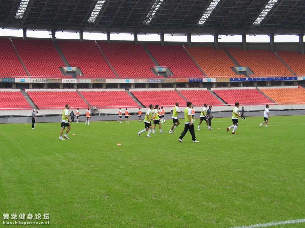 绿城黄龙首练  主体育场绿草如茵(图2)