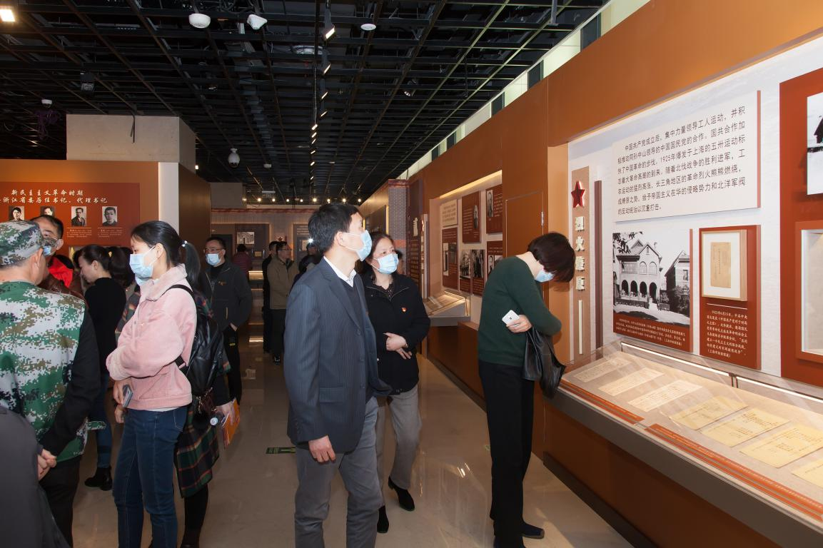 黄龙体育中心党委组织参观“建党百年 初心如磐--长三角红色档案珍品展”(图2) 黄龙体育中心党委组织参观“建党百年 初心如磐--长三角红色档案珍品展”(图2)