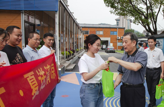 情系职工·夏送清凉(图1)