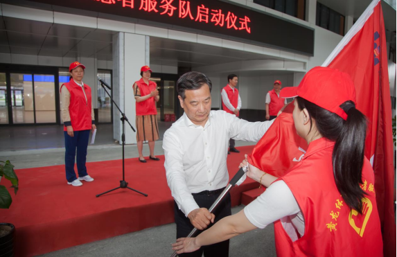 举行“百年荣光·我为党旗添光彩”志愿服务活动(图1)