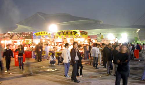 中华名小吃展在黄龙体育中心掀起了“锅盖”(图1)