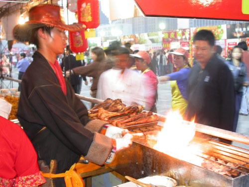 中华名小吃展在黄龙体育中心掀起了“锅盖”(图4)