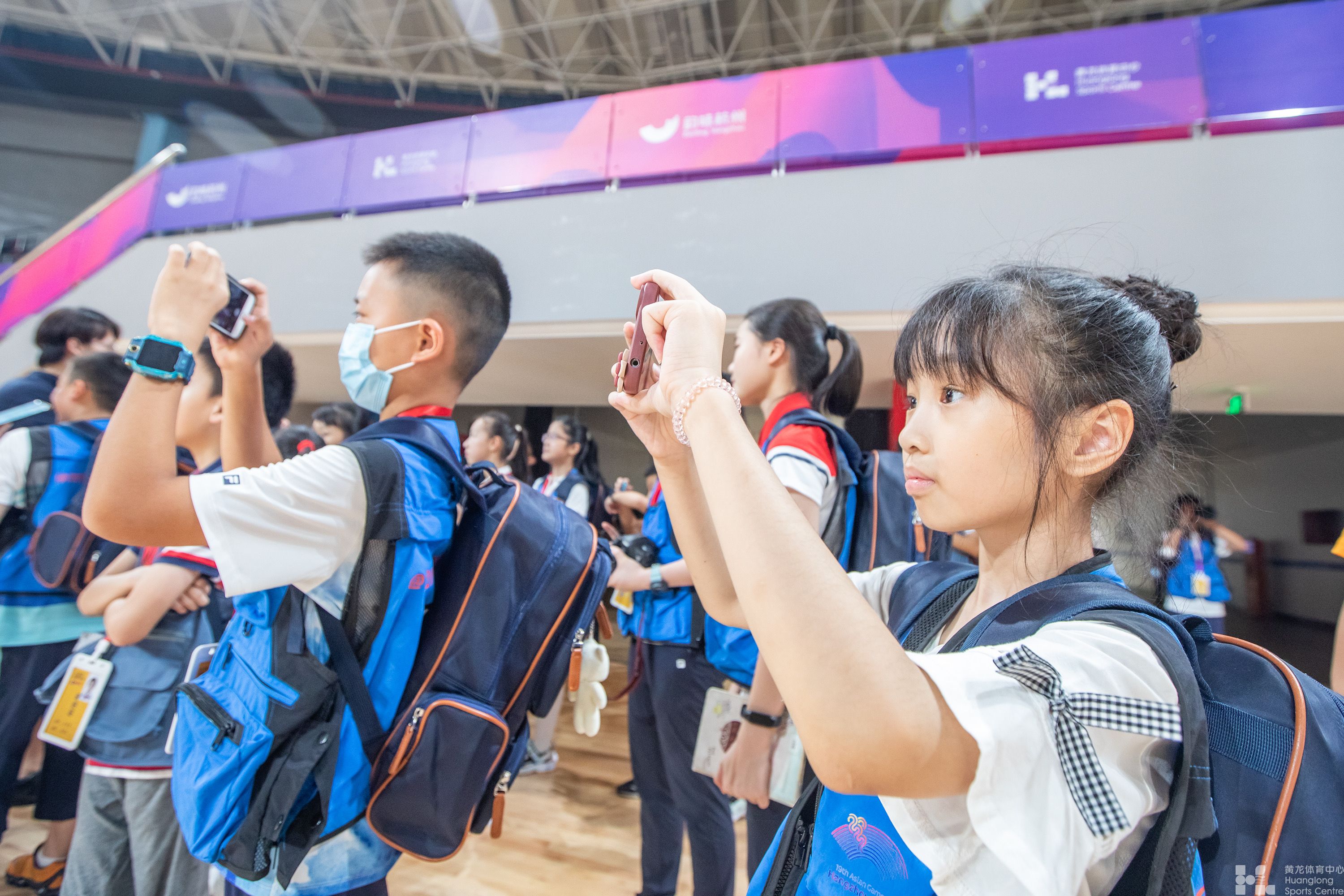“热力亚运，学子探馆” 亚运小记者探营亚运版“新黄龙”(图3)