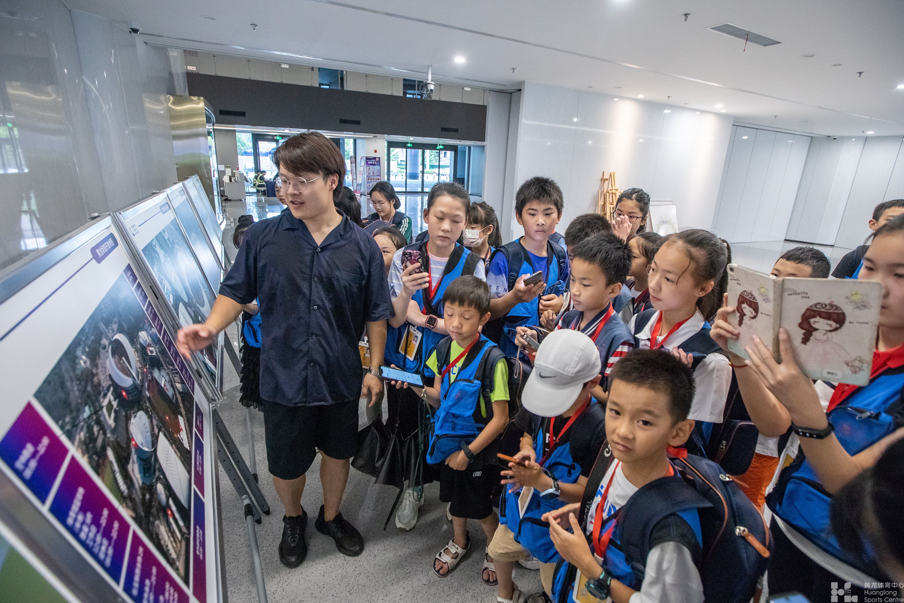 “热力亚运，学子探馆” 亚运小记者探营亚运版“新黄龙”(图4)