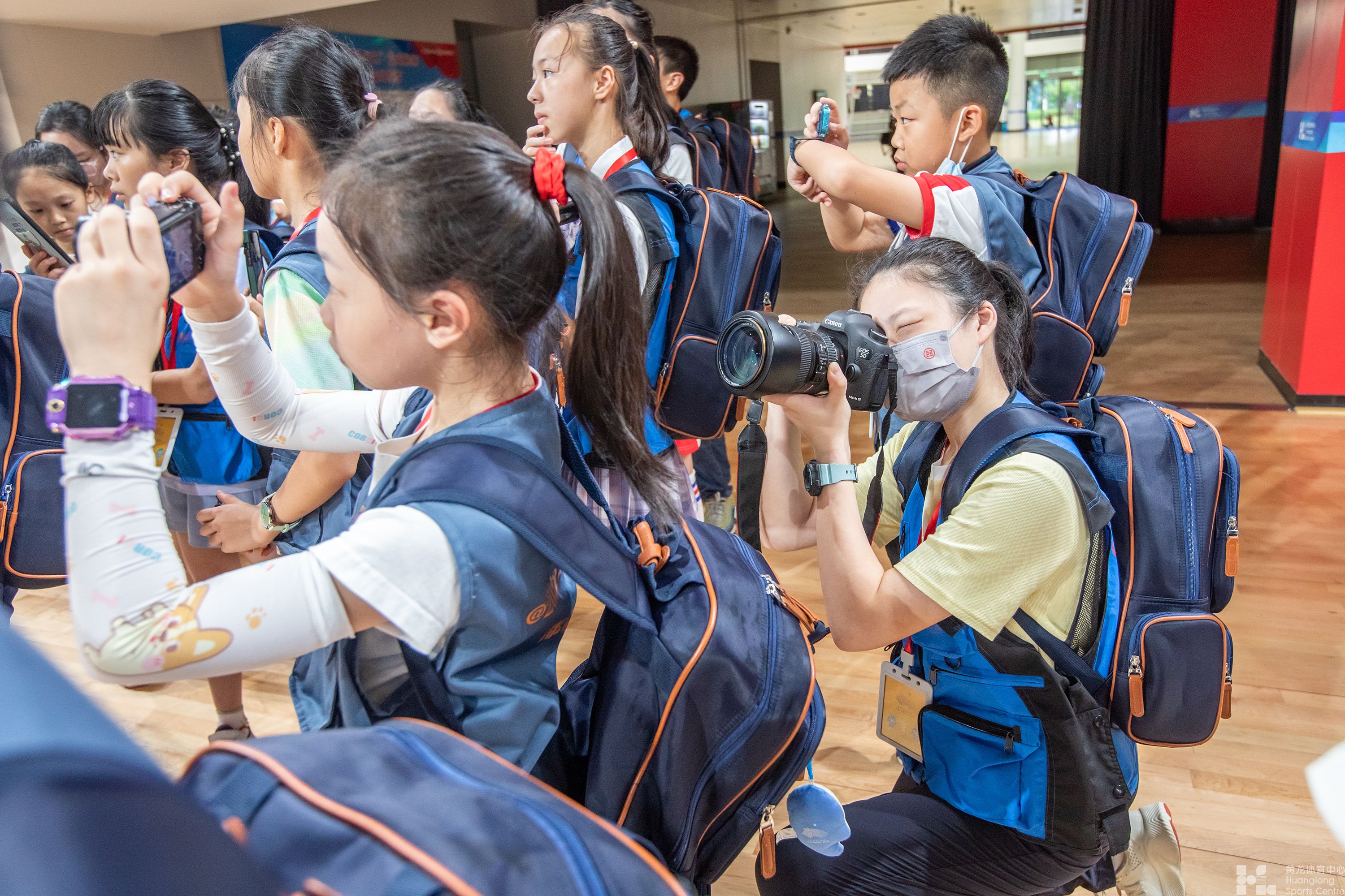 “热力亚运，学子探馆” 亚运小记者探营亚运版“新黄龙”(图5)