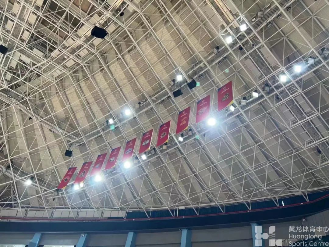 黄龙体育馆华丽“变身”，迎接CBA第一阶段的到来(图1)