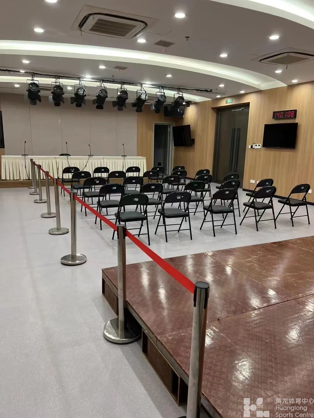黄龙体育馆华丽“变身”，迎接CBA第一阶段的到来(图8)