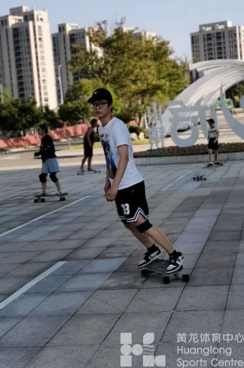 在绍兴上虞,滑板少年乘风破浪(图3) 在绍兴上虞,滑板少年乘风破浪(图3)