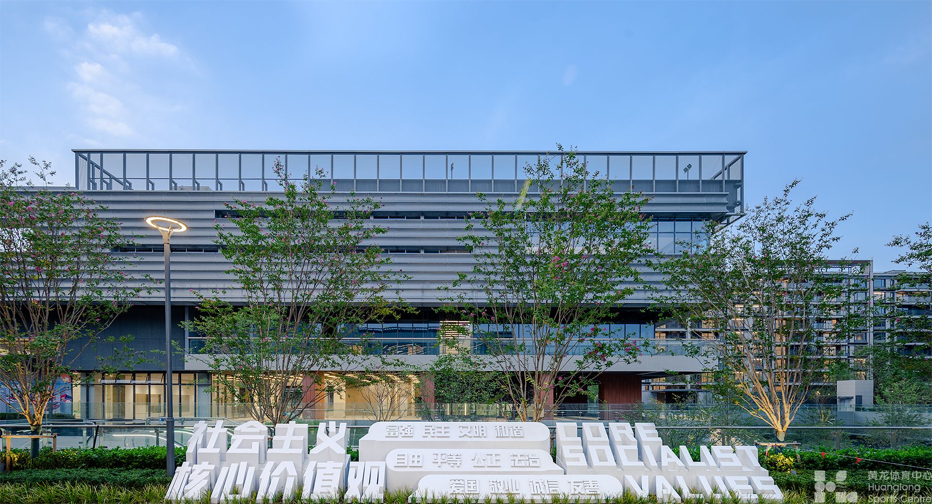 教练,我还想打球!城西篮球迷心中的圣地——由浙江省黄龙体育中心运营的天空体育中心篮球馆本周三试运营开放!(图2) 教练,我还想打球!城西篮球迷心中的圣地——由浙江省黄龙体育中心运营的天空体育中心篮球馆本周三试运营开放!(图2)