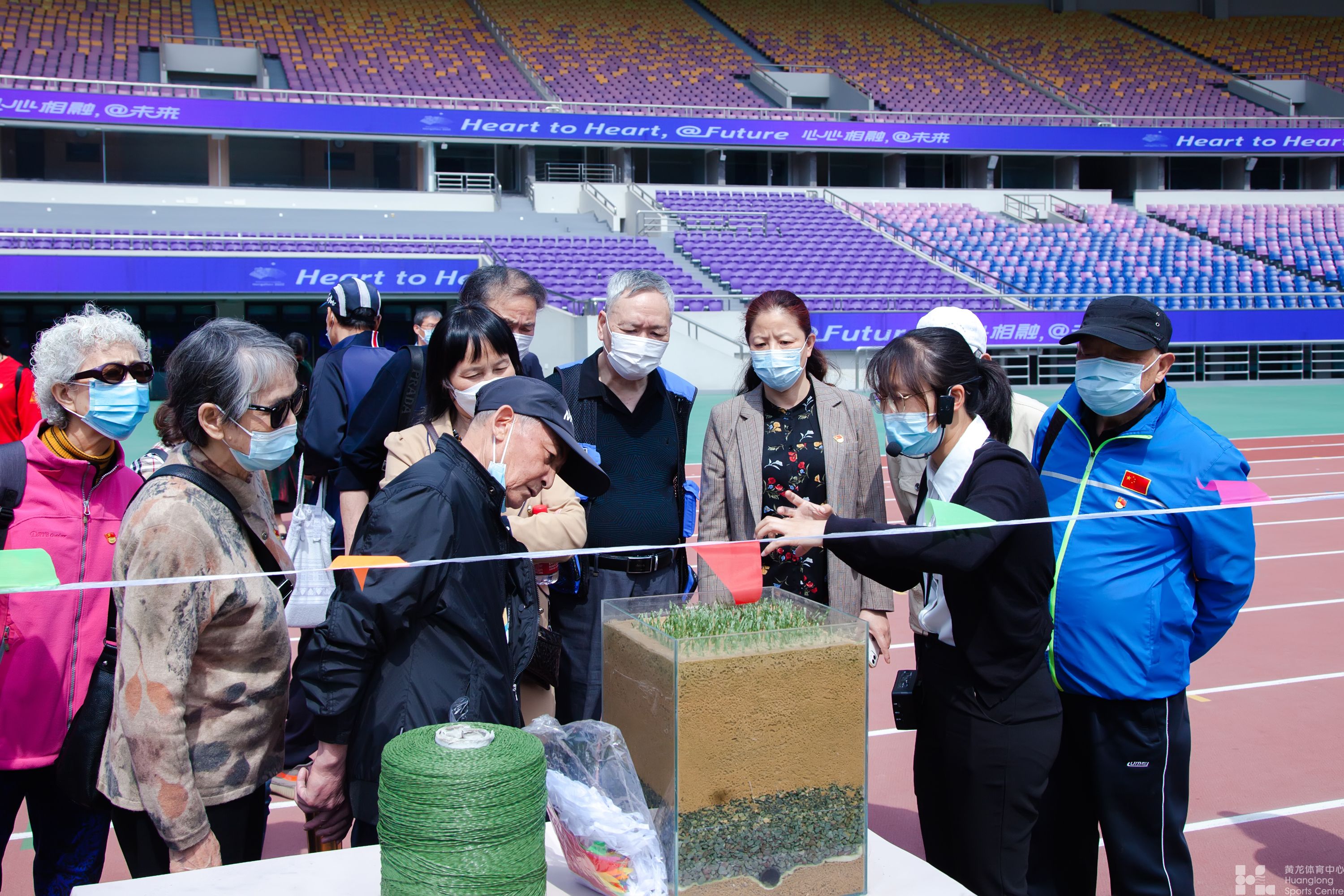 看黄龙新颜 忆初心使命 ——黄龙体育中心离退休支部主题党日活动(图2)