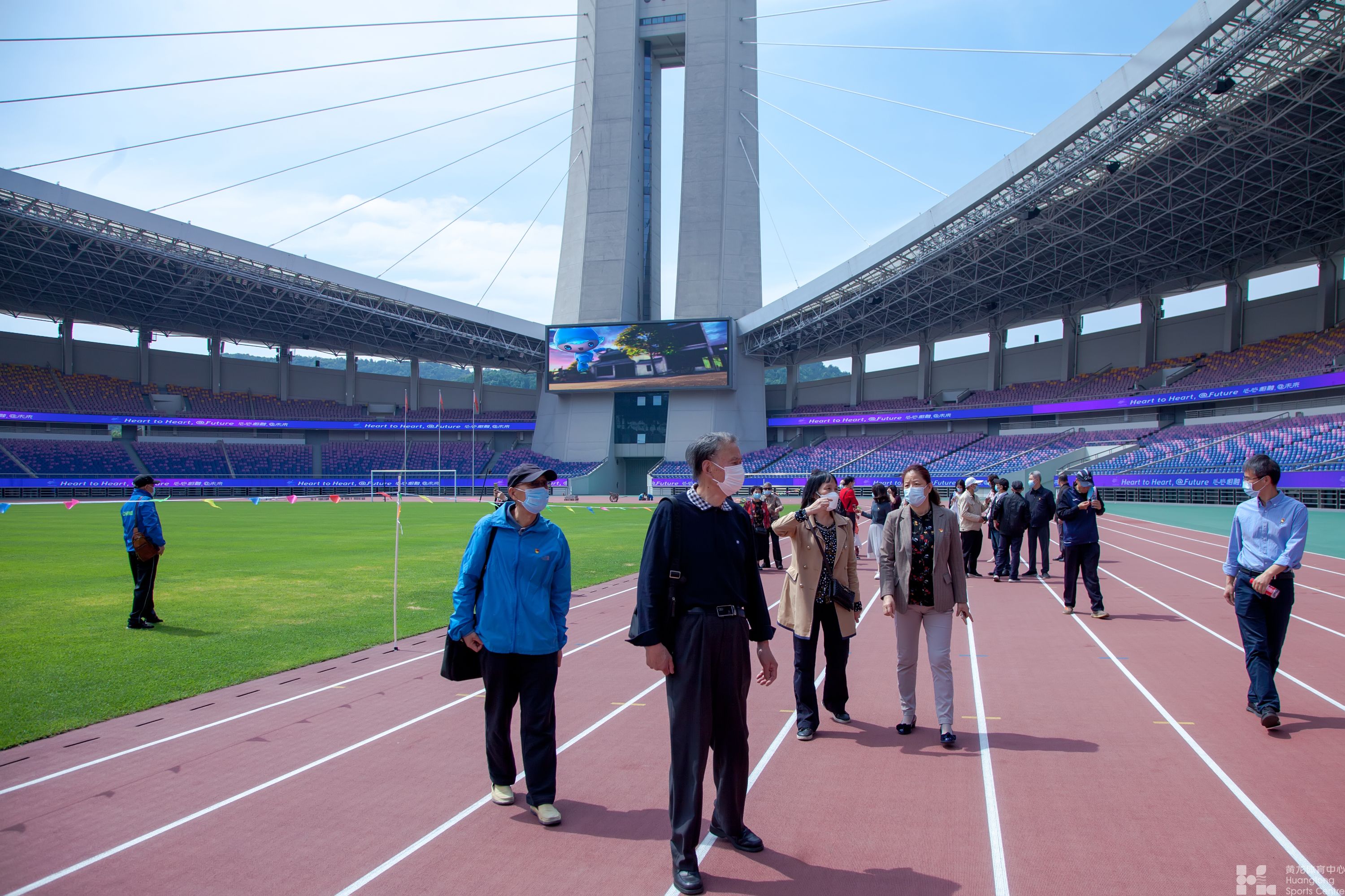 看黄龙新颜 忆初心使命 ——黄龙体育中心离退休支部主题党日活动(图3)