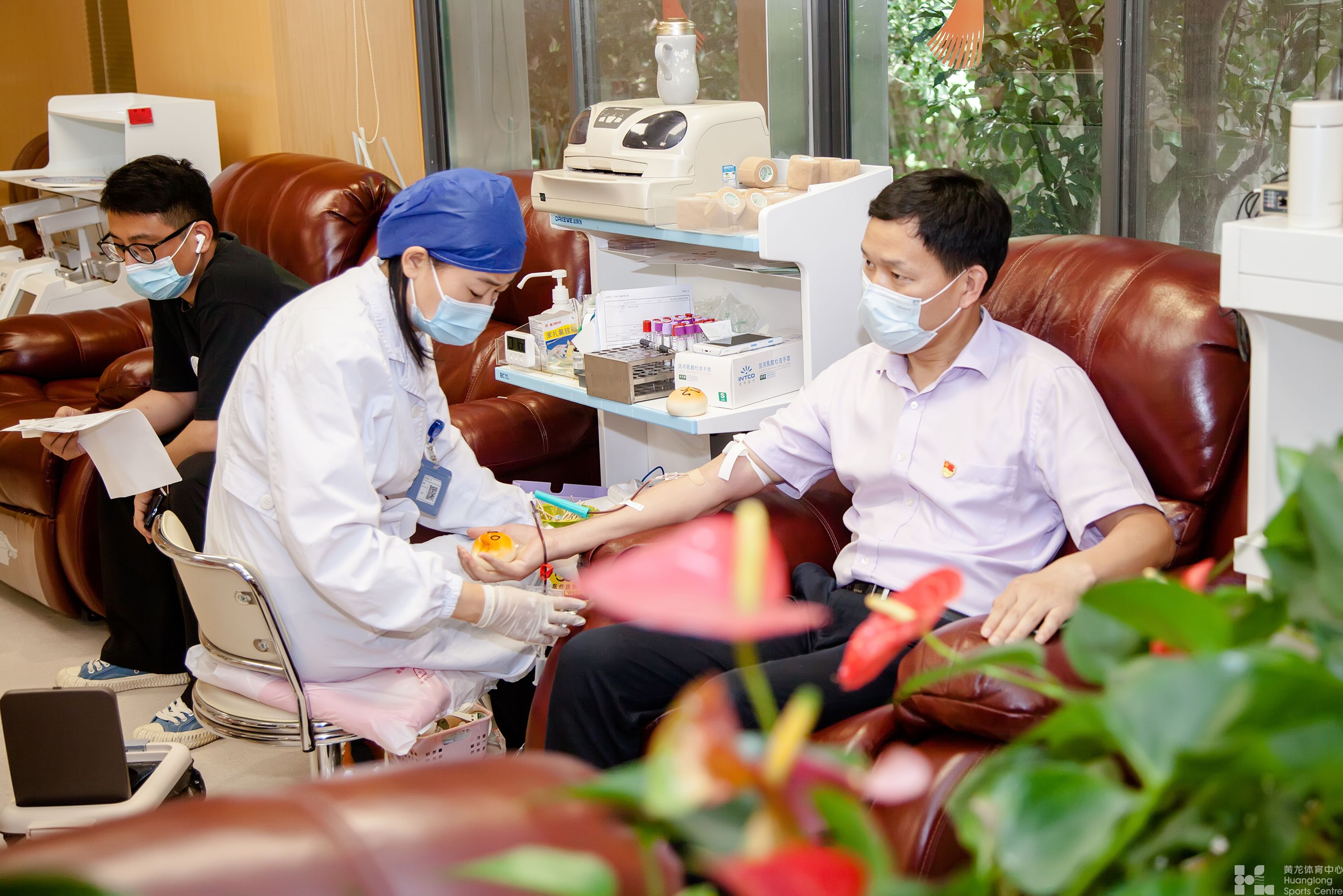 无偿献血浓浓情 红色血脉代代传 ——黄龙体育中心组织职工开展无偿献血活动(图2)