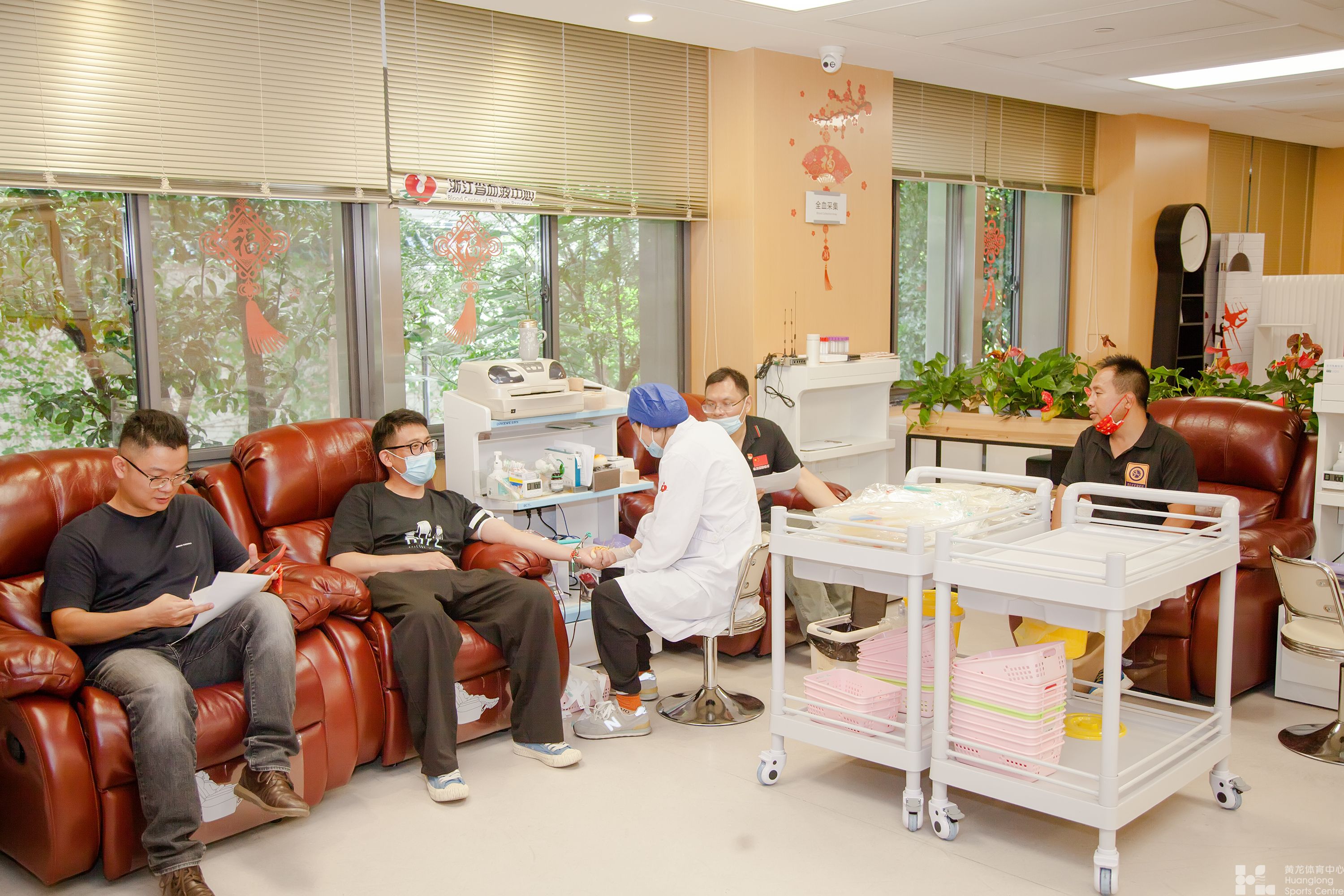 无偿献血浓浓情 红色血脉代代传 ——黄龙体育中心组织职工开展无偿献血活动(图4)