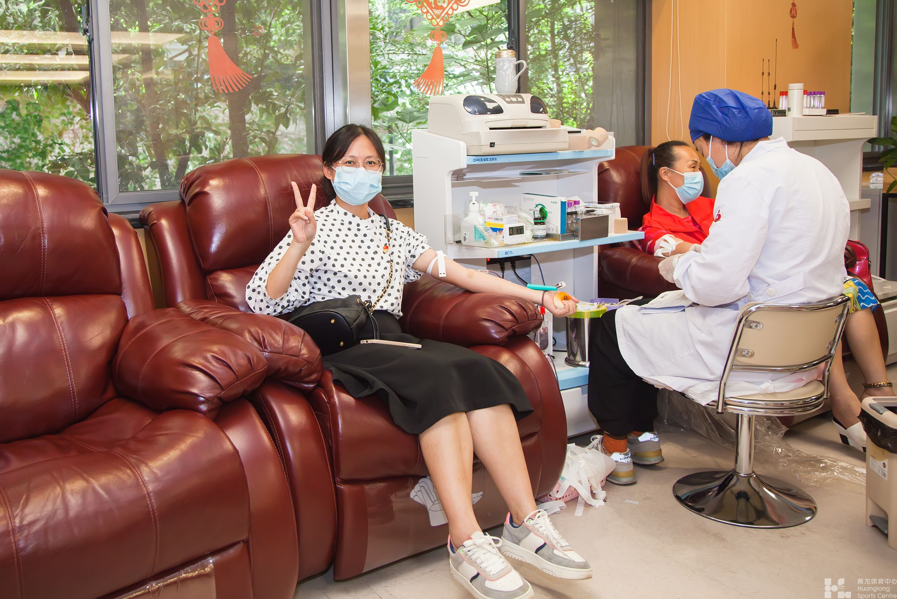 无偿献血浓浓情 红色血脉代代传 ——黄龙体育中心组织职工开展无偿献血活动(图3)