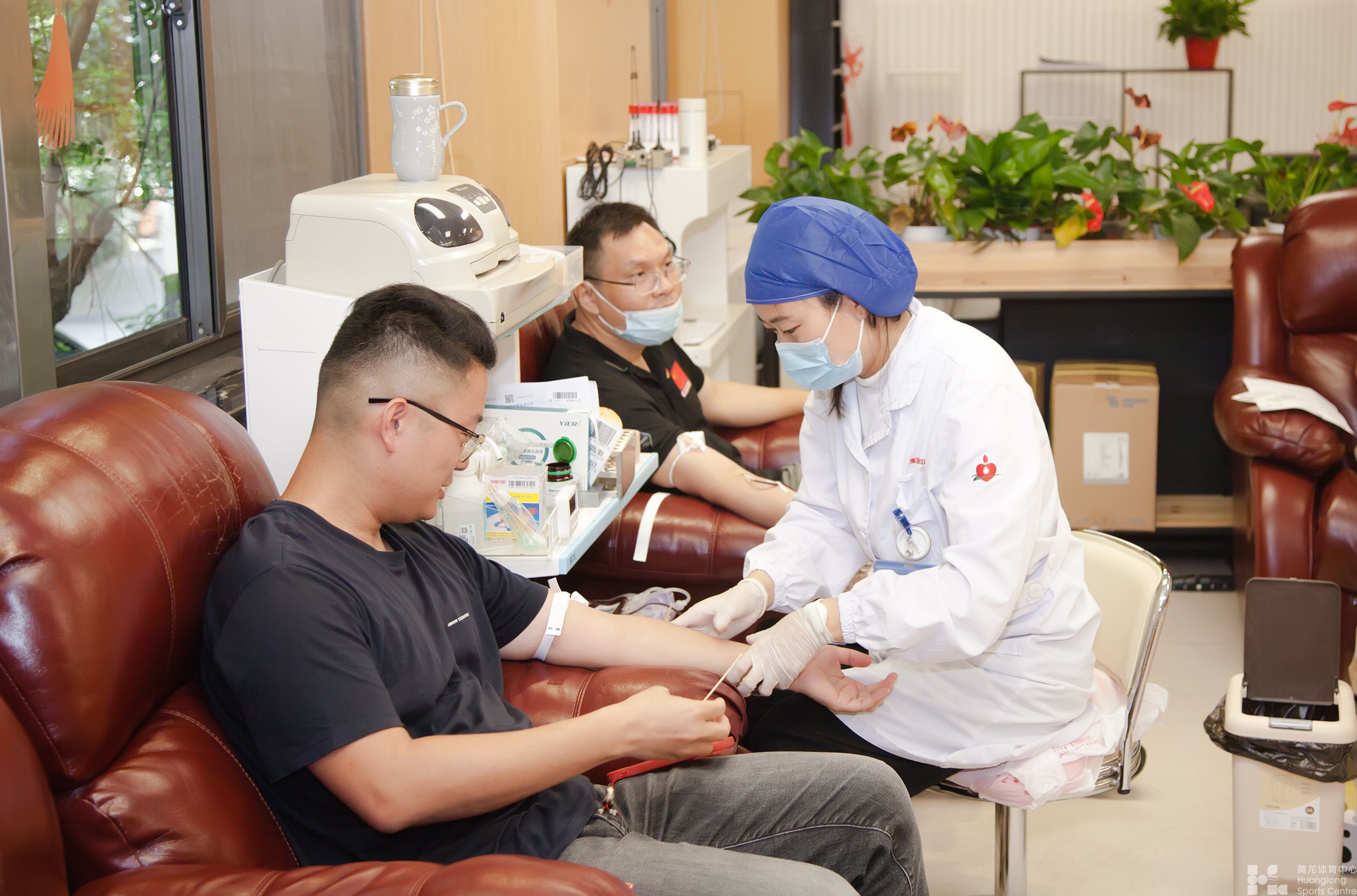 无偿献血浓浓情 红色血脉代代传 ——黄龙体育中心组织职工开展无偿献血活动(图5)