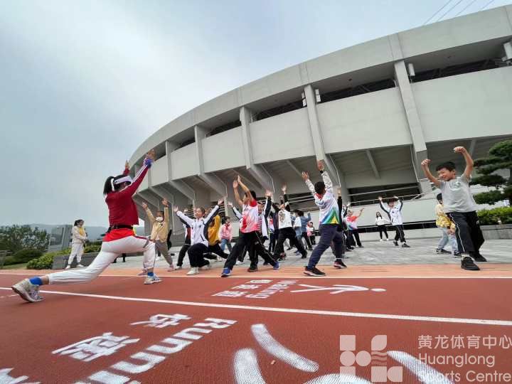 小时新闻——杭州这条空中跑道人气有多高?46个孩子组团打卡,一刷就是五六圈(图1) 小时新闻——杭州这条空中跑道人气有多高?46个孩子组团打卡,一刷就是五六圈(图1)