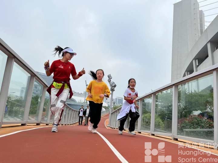 小时新闻——杭州这条空中跑道人气有多高?46个孩子组团打卡,一刷就是五六圈(图2) 小时新闻——杭州这条空中跑道人气有多高?46个孩子组团打卡,一刷就是五六圈(图2)