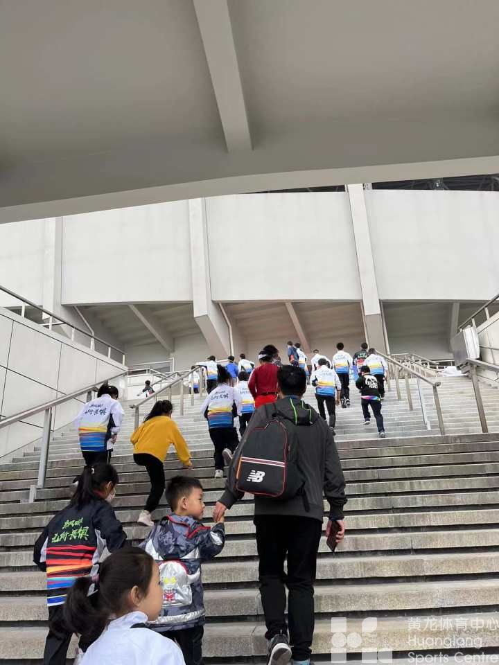 小时新闻——杭州这条空中跑道人气有多高?46个孩子组团打卡,一刷就是五六圈(图3) 小时新闻——杭州这条空中跑道人气有多高?46个孩子组团打卡,一刷就是五六圈(图3)