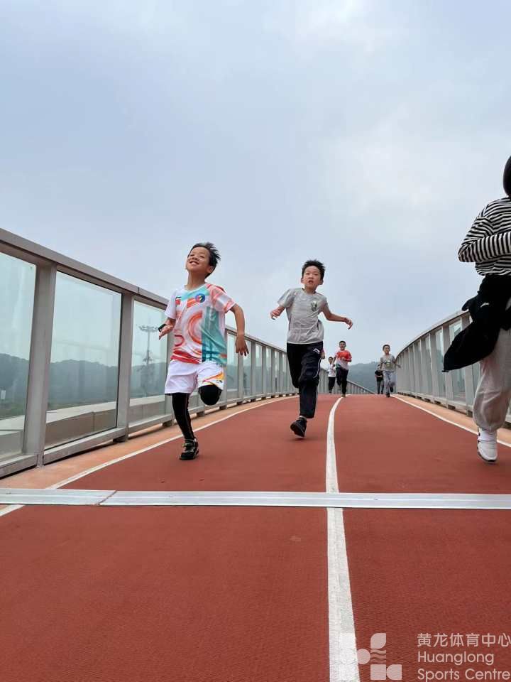 小时新闻——杭州这条空中跑道人气有多高?46个孩子组团打卡,一刷就是五六圈(图4) 小时新闻——杭州这条空中跑道人气有多高?46个孩子组团打卡,一刷就是五六圈(图4)