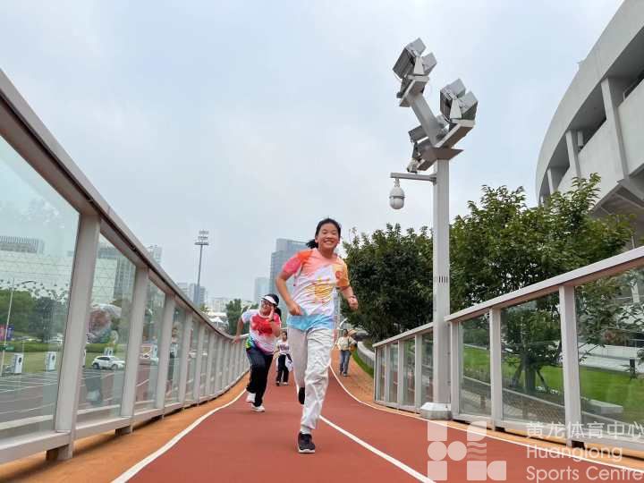 小时新闻——杭州这条空中跑道人气有多高?46个孩子组团打卡,一刷就是五六圈(图5) 小时新闻——杭州这条空中跑道人气有多高?46个孩子组团打卡,一刷就是五六圈(图5)