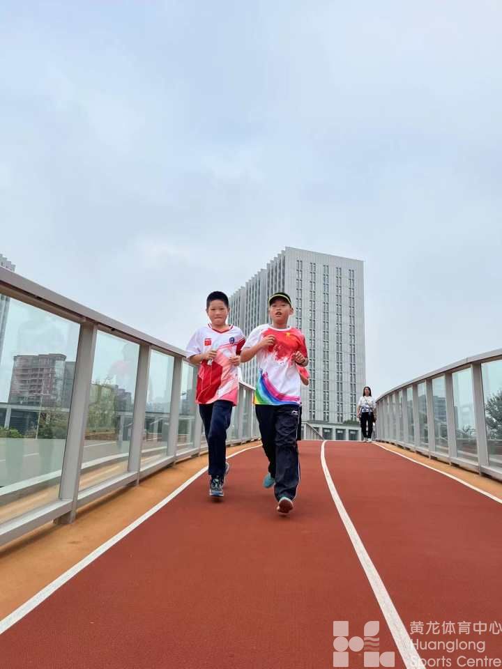 小时新闻——杭州这条空中跑道人气有多高?46个孩子组团打卡,一刷就是五六圈(图6) 小时新闻——杭州这条空中跑道人气有多高?46个孩子组团打卡,一刷就是五六圈(图6)