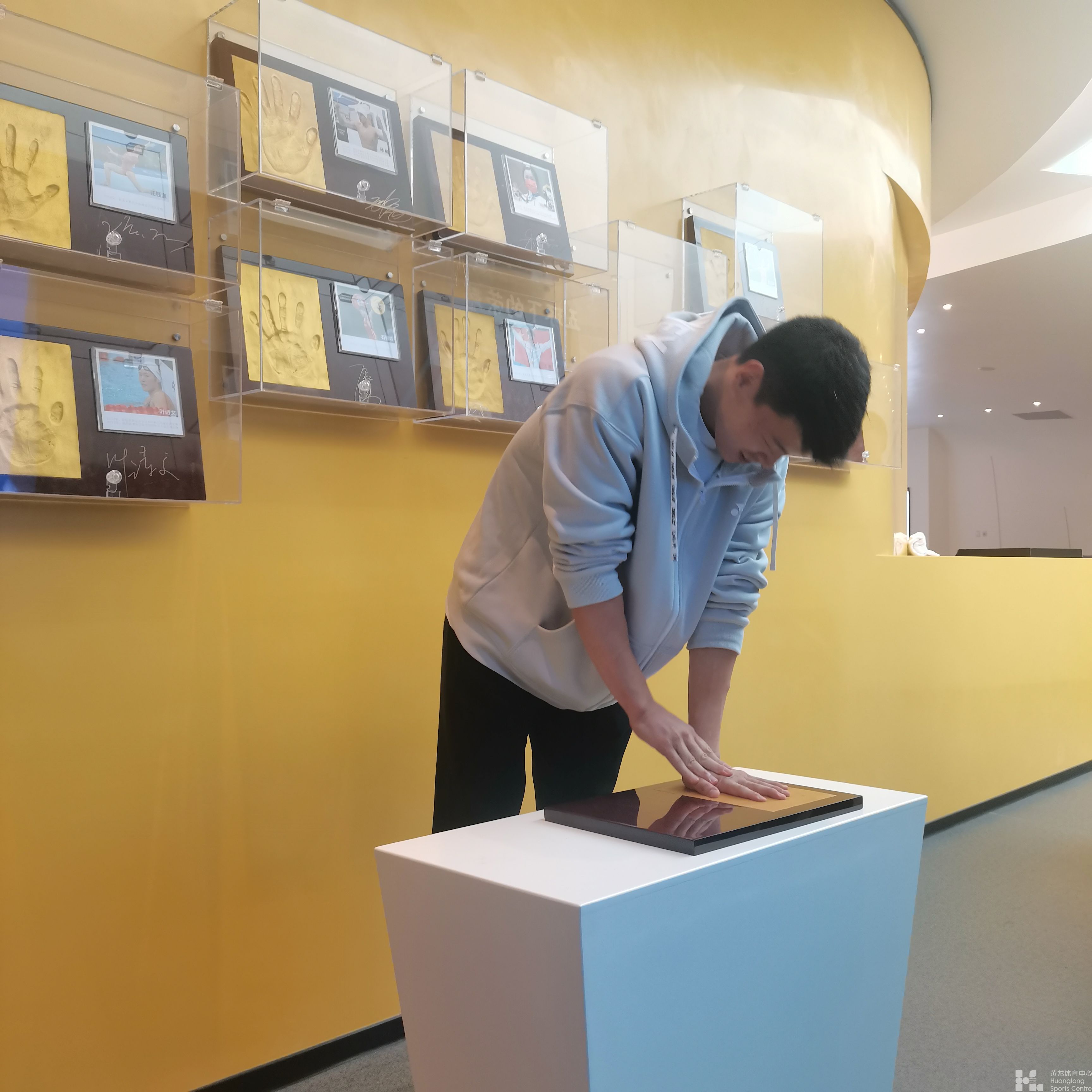 【黄龙的冠军缘】猜猜是谁?黄龙“喜提”新一枚奥运冠军专属手印(图2) 【黄龙的冠军缘】猜猜是谁?黄龙“喜提”新一枚奥运冠军专属手印(图2)