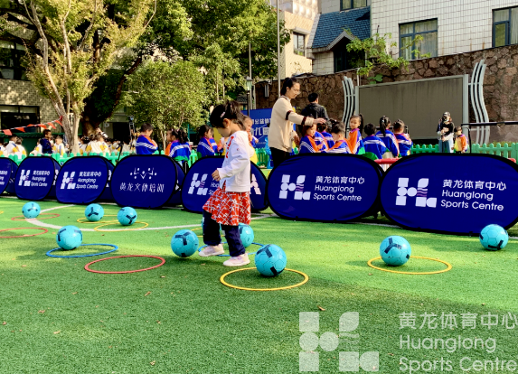 【黄龙公开课】体育锻炼要从娃娃抓起！黄龙足球踢进幼儿园，“勇敢壮壮”向前冲！(图2)