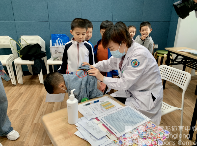 【黄龙公开课】体育锻炼要从娃娃抓起！黄龙足球踢进幼儿园，“勇敢壮壮”向前冲！(图3)