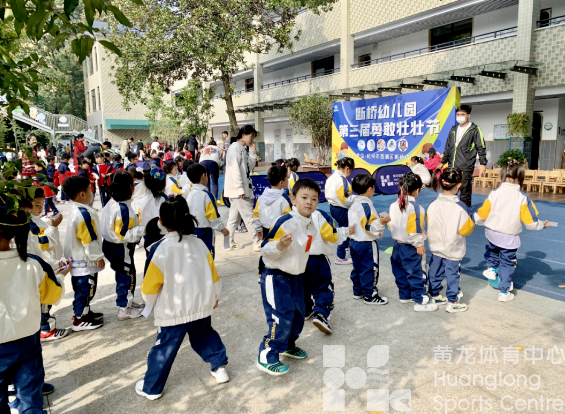 【黄龙公开课】体育锻炼要从娃娃抓起！黄龙足球踢进幼儿园，“勇敢壮壮”向前冲！(图4)