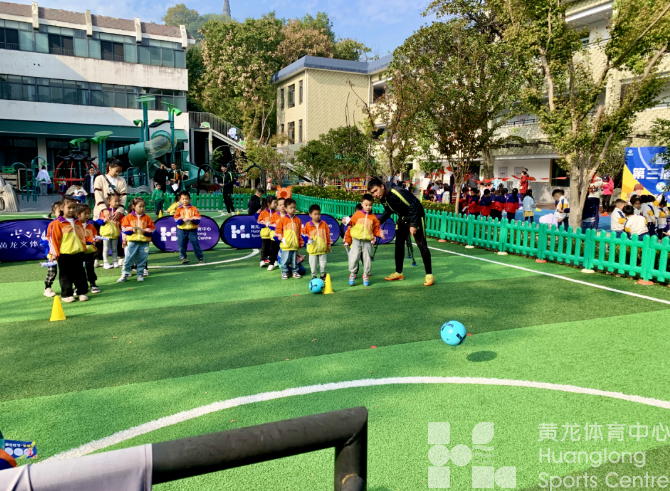 【黄龙公开课】体育锻炼要从娃娃抓起！黄龙足球踢进幼儿园，“勇敢壮壮”向前冲！(图5)