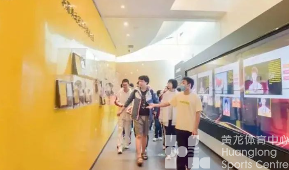 体教融合新典范！前国家队队员为浙大附中600名同学在亚运场馆上体育课(图3)