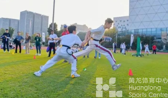 体教融合新典范！前国家队队员为浙大附中600名同学在亚运场馆上体育课(图6)