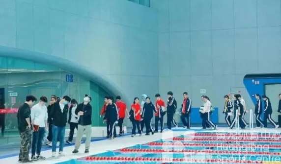 体教融合新典范！前国家队队员为浙大附中600名同学在亚运场馆上体育课(图7)