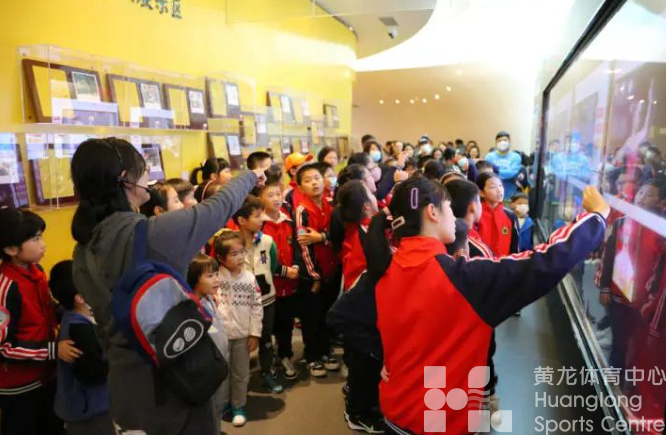 走进冠军楼、玩橄榄球搏击…幸福！长江实验小学的“体育课”是一场亚运场馆沉浸式体验(图3)
