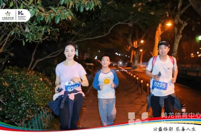 钱江晚报——继杭马后,跑友们的又一场狂欢——昨晚,你是不是也在西湖边奔跑?(图4) 钱江晚报——继杭马后,跑友们的又一场狂欢——昨晚,你是不是也在西湖边奔跑?(图4)