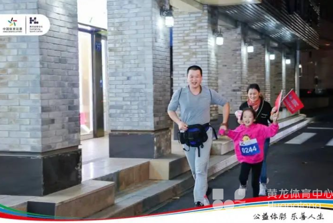 钱江晚报——继杭马后,跑友们的又一场狂欢——昨晚,你是不是也在西湖边奔跑?(图5) 钱江晚报——继杭马后,跑友们的又一场狂欢——昨晚,你是不是也在西湖边奔跑?(图5)