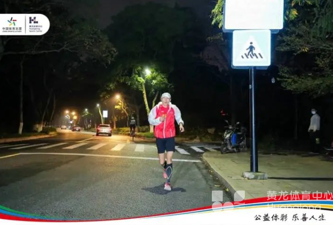 钱江晚报——继杭马后,跑友们的又一场狂欢——昨晚,你是不是也在西湖边奔跑?(图7) 钱江晚报——继杭马后,跑友们的又一场狂欢——昨晚,你是不是也在西湖边奔跑?(图7)