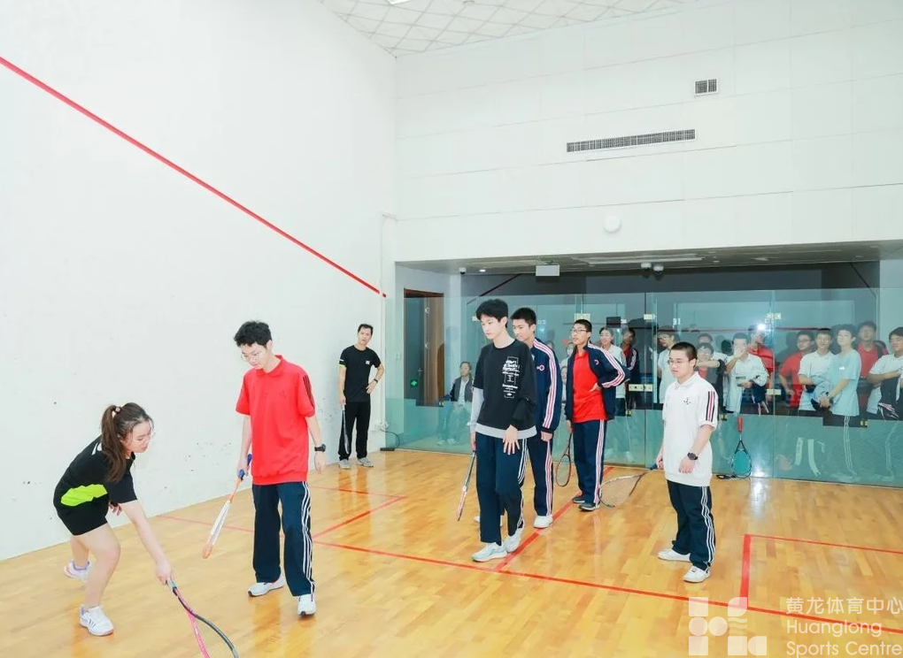 凤凰网——有“球”“壁”应，黄龙公益赛事课让他们乐在其中(图1)