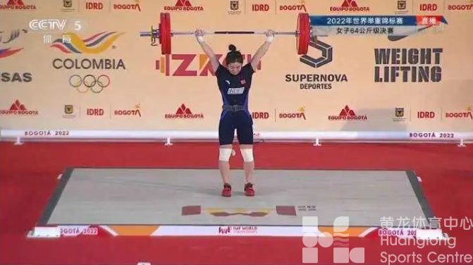 首次出征，包揽三金！17岁嘉兴姑娘裴鑫依举重世锦赛惊艳全场(图1)