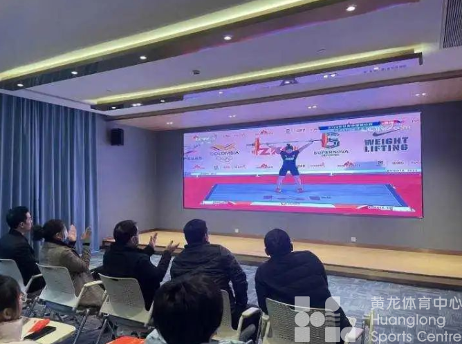 首次出征，包揽三金！17岁嘉兴姑娘裴鑫依举重世锦赛惊艳全场(图3)