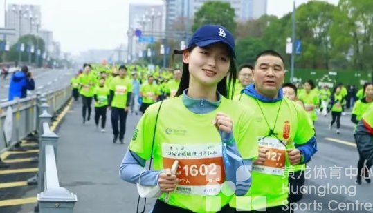 2022衢州马拉松鸣枪开跑，“济公”“八戒”都来了！(图5)