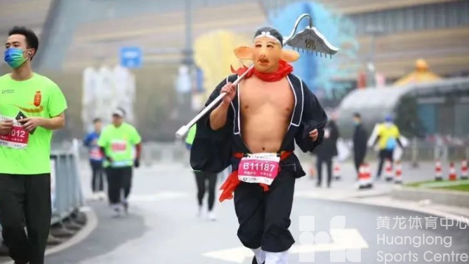 2022衢州马拉松鸣枪开跑，“济公”“八戒”都来了！(图6)
