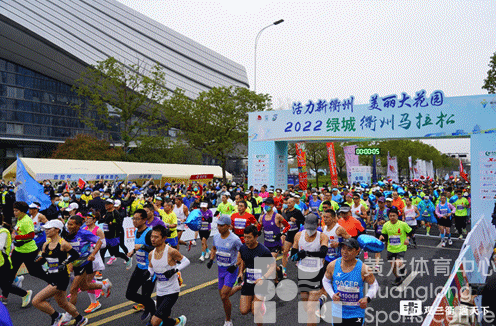 2022衢州马拉松鸣枪开跑，“济公”“八戒”都来了！(图1)
